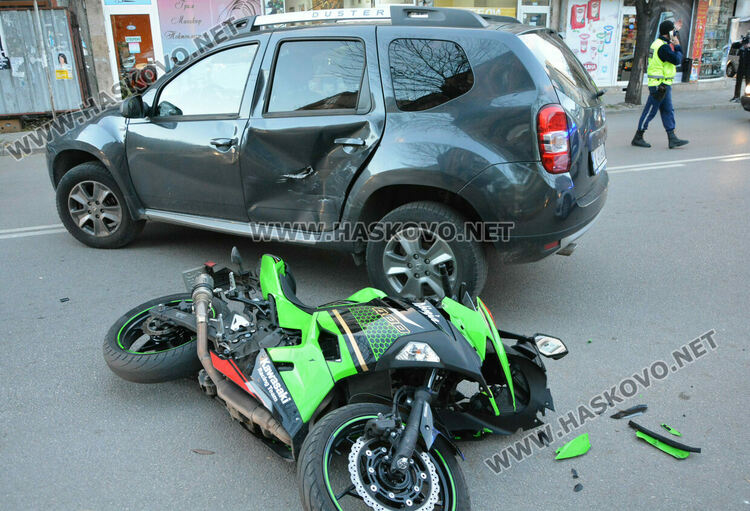 Моторист пострада при катастрофа в час пик