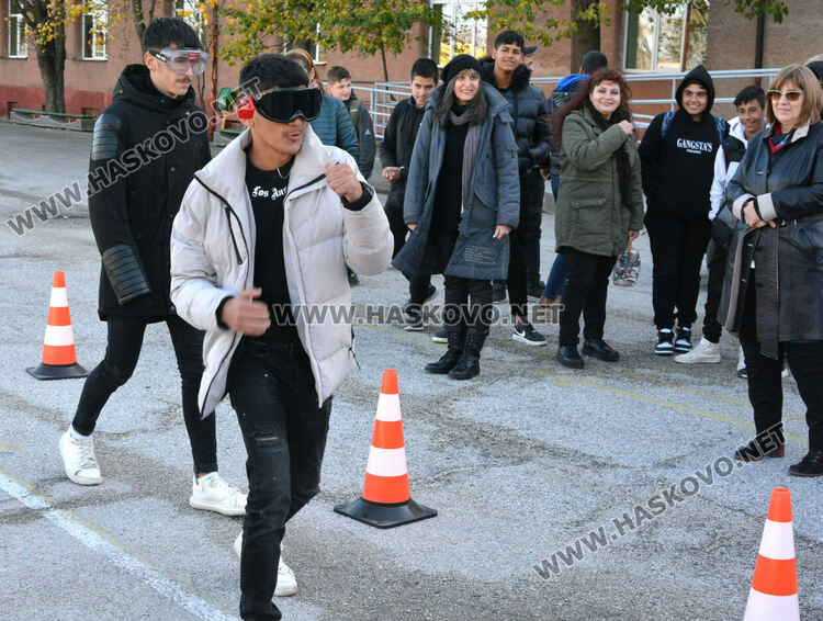 Ученици шофираха кола с алкоочила, слушаха лекция за пътна безопасност