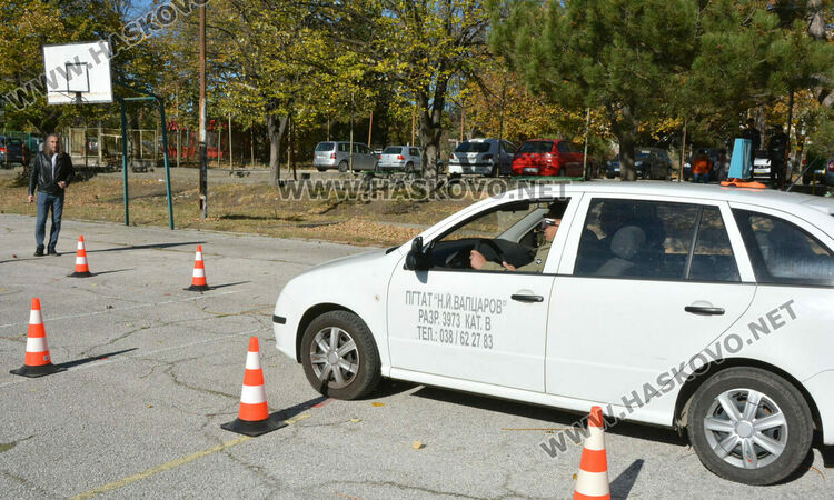 Ученици шофираха кола с алкоочила, слушаха лекция за пътна безопасност
