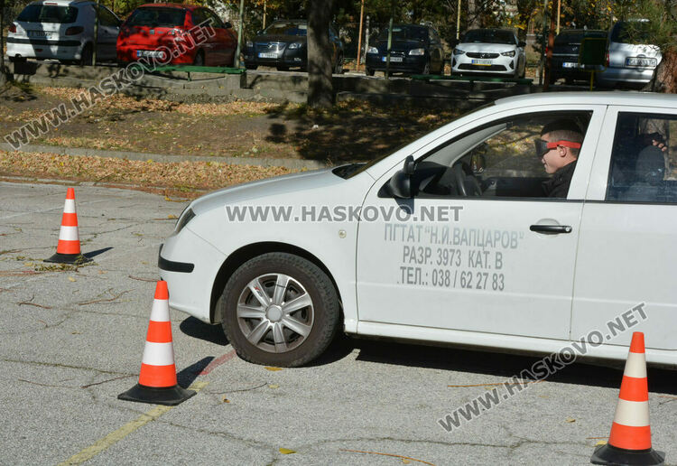 Ученици шофираха кола с алкоочила, слушаха лекция за пътна безопасност