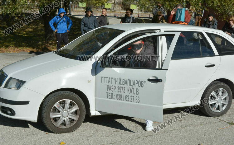 Ученици шофираха кола с алкоочила, слушаха лекция за пътна безопасност