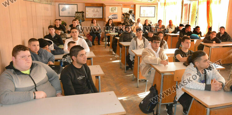 Ученици шофираха кола с алкоочила, слушаха лекция за пътна безопасност