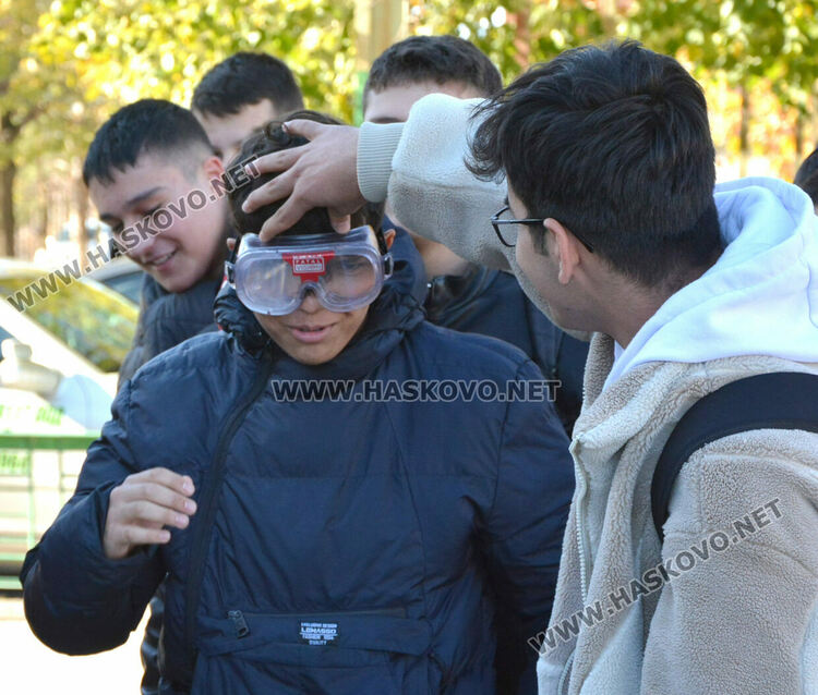 Ученици шофираха кола с алкоочила, слушаха лекция за пътна безопасност