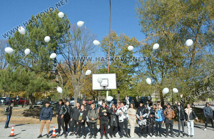 Ученици шофираха кола с алкоочила, слушаха лекция за пътна безопасност