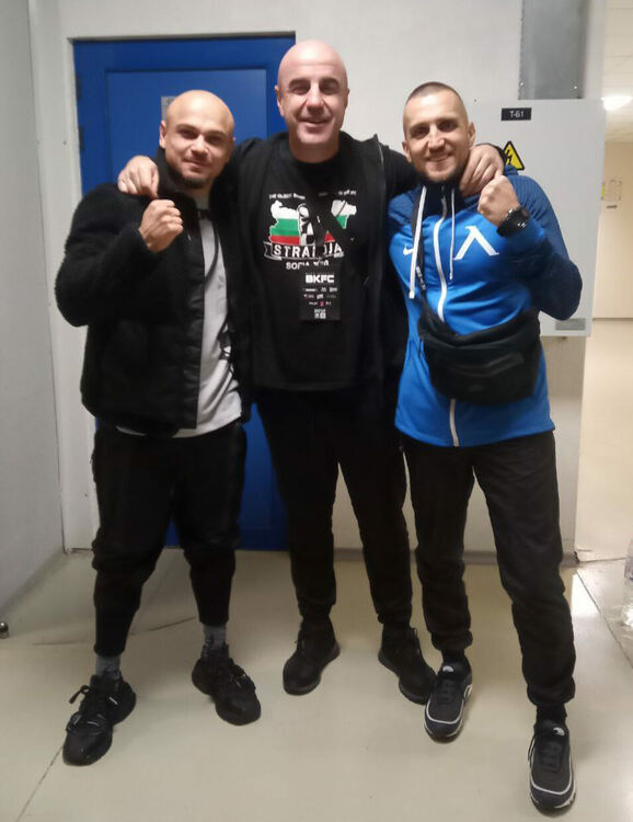 Людмил Димитров (в средата) с професионалния боксьор Борислав Велев-Рой (вляво) и треньора му Владислав Георгиев-Тръстиката от БК „Левски“ (вдясно)
