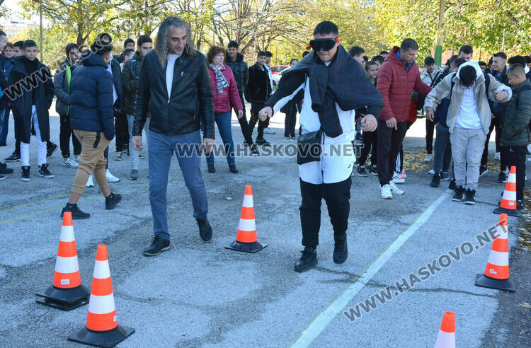 Ученици шофираха кола с алкоочила, слушаха лекция за пътна безопасност