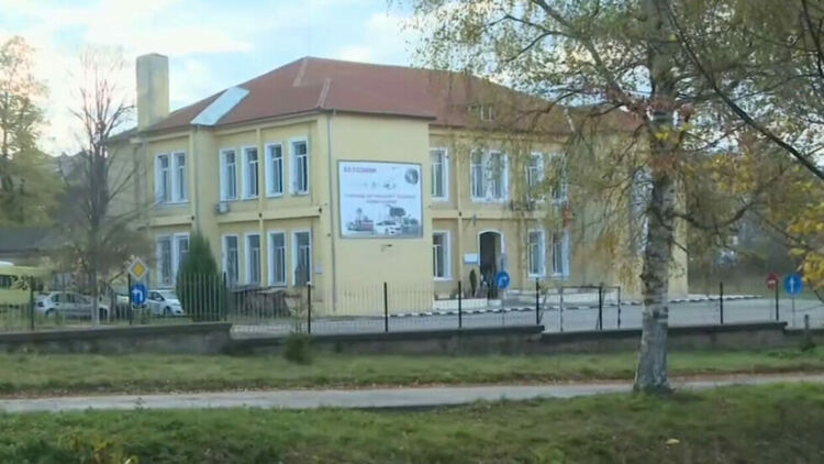 Жена нахлу в училище в Радомир и изведе две ученички