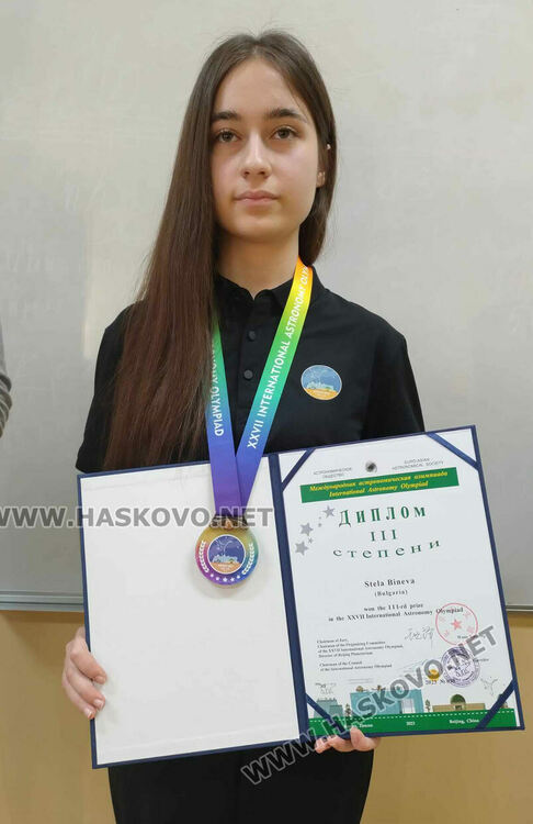 Посрещнаха в ПМГ медалистите от олимпиадата по астрономия и първенство по информатика