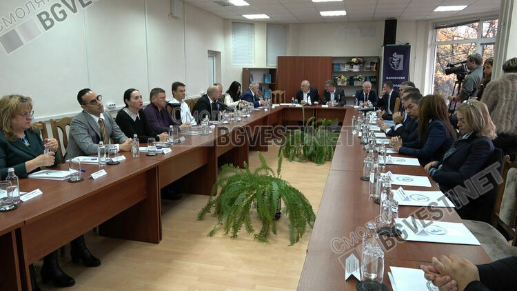 135 абсолвенти от Варненския свободен университет получиха тържествено дипломите си