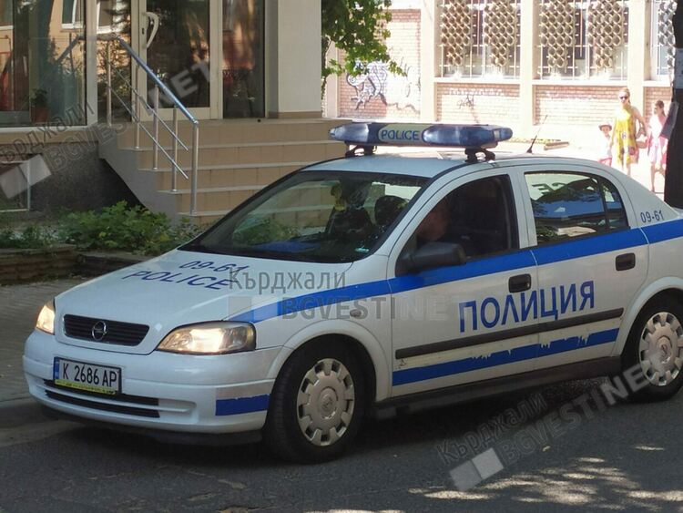 "Мерцедес" отнесе пътен знак посреднощ в Кърджали, учудващо водачът трезвен