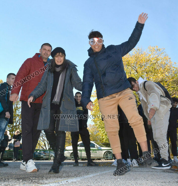 Ученици шофираха кола с алкоочила, слушаха лекция за пътна безопасност