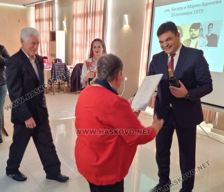 52 двойки от Димитровград повториха отново брачните си клетви в Деня на християнското семейство