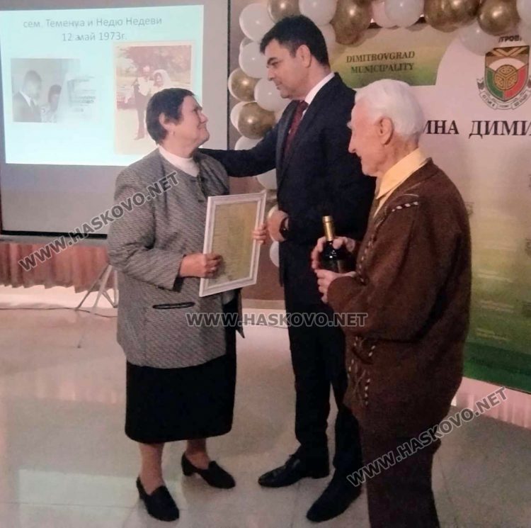 52 двойки от Димитровград повториха отново брачните си клетви в Деня на християнското семейство