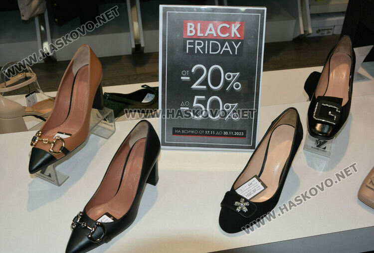 „Черен петък“ за ръкоделия, дрехи, обувки и техника в Хасково