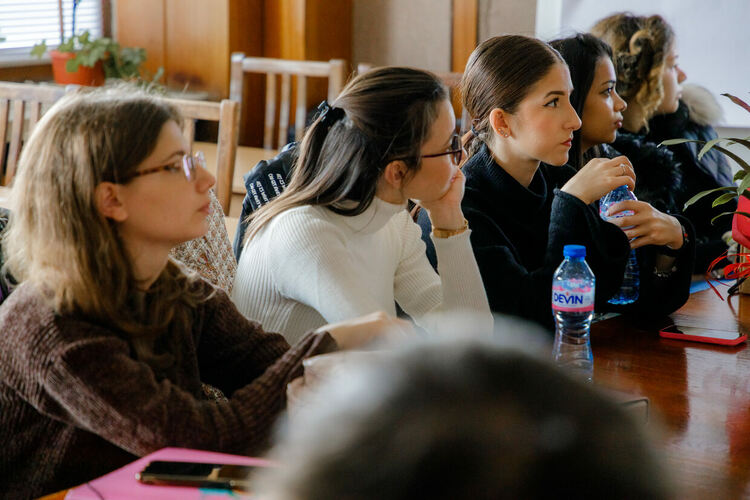 Ученици от ФСГ се информираха за данъци и здравно осигуряване в НАП-Хасково