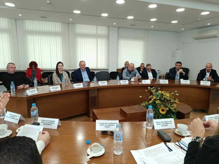 Областният управител д-р Зюмбилев обсъди приоритетните проекти за предстоящата бюджетна година с кметовете на общини от Пловдивска област