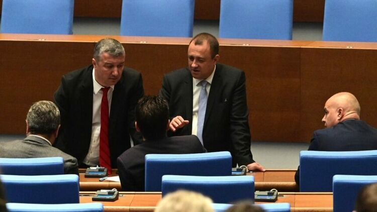 Парламентът одобри споразумението с Украйна за изпращането на бронирана транспортна техника