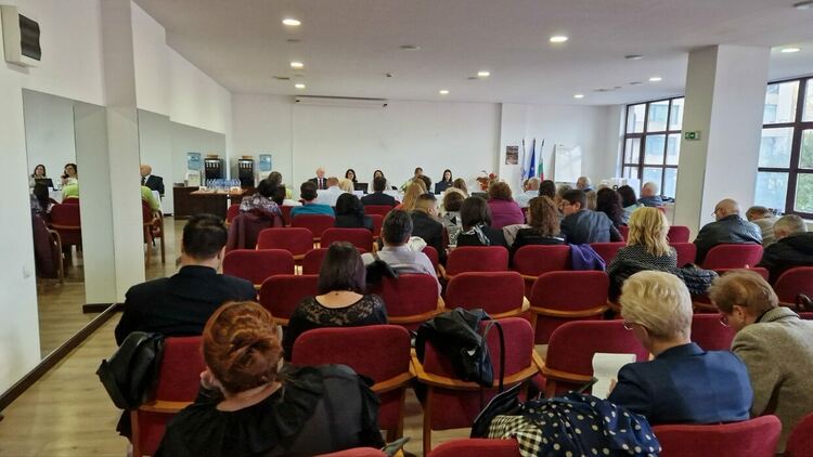 Съдия Елка Хаджиева от Районния съд в Девин „почерпи“ колегите си със своя изложба