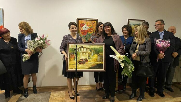 Съдия Елка Хаджиева от Районния съд в Девин „почерпи“ колегите си със своя изложба