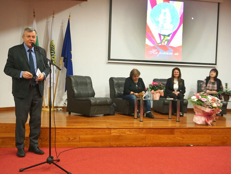 Светлана Николова с премиера на книгата си „На раменете ми“