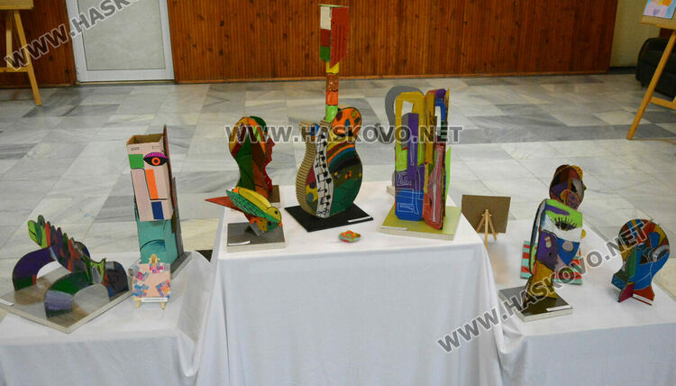 Арт школа „Дъга“ откри изложба „В духа на Пикасо“