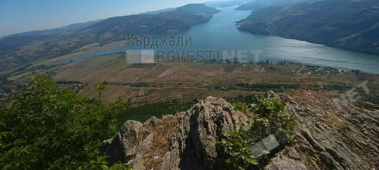 Кметът Ерол Мюмюн подкрепи инициативата за почистване на брега на яз.”Студен кладенец”,осигурява извозването на отпадъците