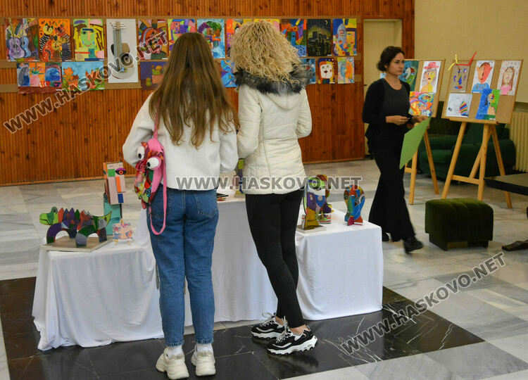 Арт школа „Дъга“ откри изложба „В духа на Пикасо“