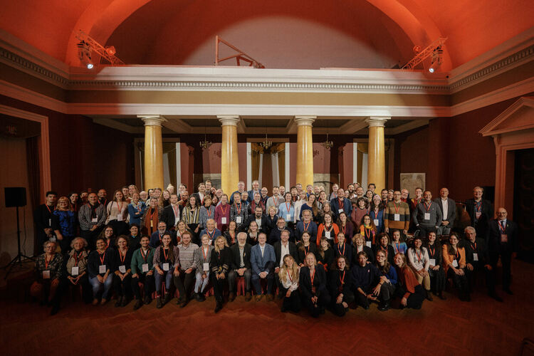 Елена Цветкова презентира Националния фестивал на коледната и новогодишната песен в Литва 