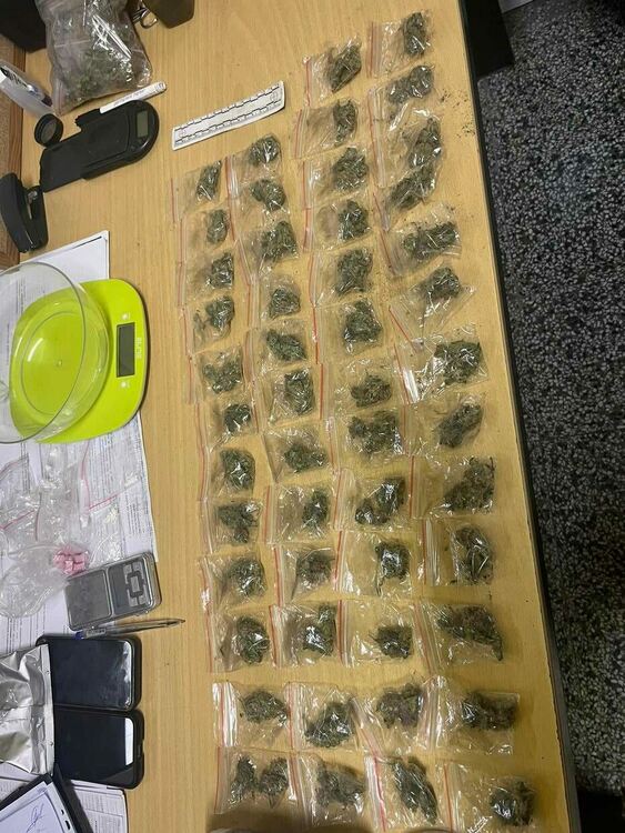 Спипаха четирима мъже с дрога при полицейска акция