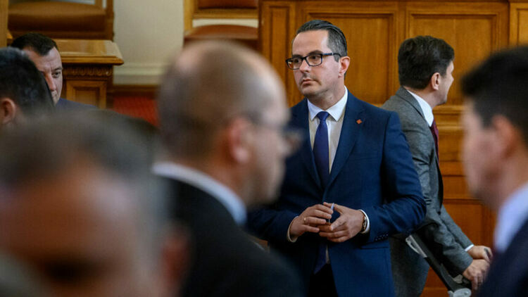 Предозиране: "Възраждане" иска хартиените пари да са в Конституцията, иначе - "дигитален затвор"