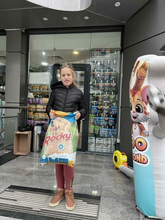 Ученичка от Хасково с акция за набиране на средства за изхранване на бездомни животни