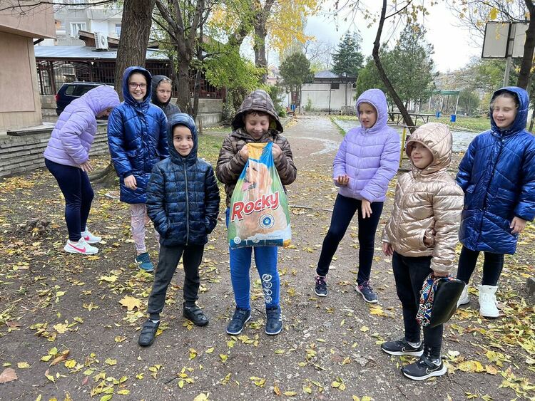 Ученичка от Хасково с акция за набиране на средства за изхранване на бездомни животни