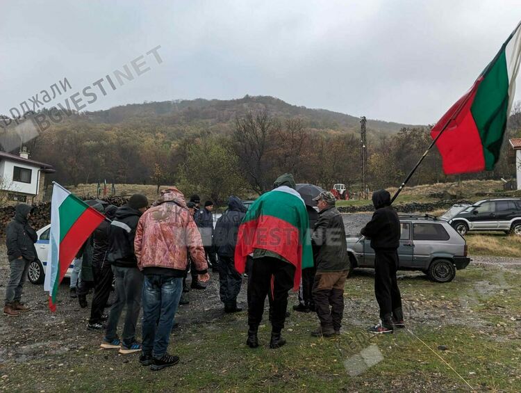 Протестиращите риболовци внесоха жалби в Прокуратурата и Министерството на земеделието срещу ръководството на Еленовото стопанство, ще се борят до край/снимки/