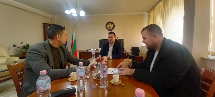 Областният управител се срещна с кмета на Черноочене,обсъждаха състоянието на язовирите в общината