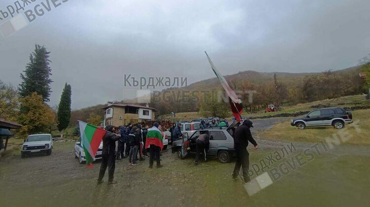 Протестиращите риболовци внесоха жалби в Прокуратурата и Министерството на земеделието срещу ръководството на Еленовото стопанство, ще се борят до край/снимки/