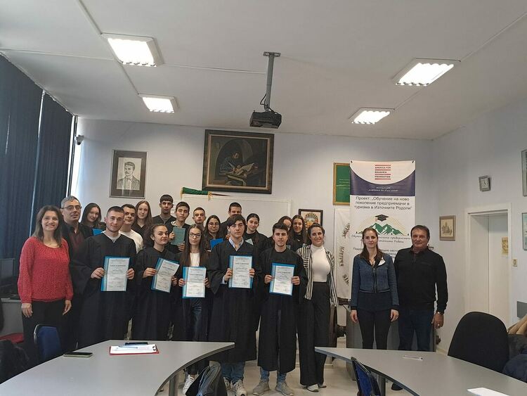 15 млади екскурзоводи получиха дипломите си