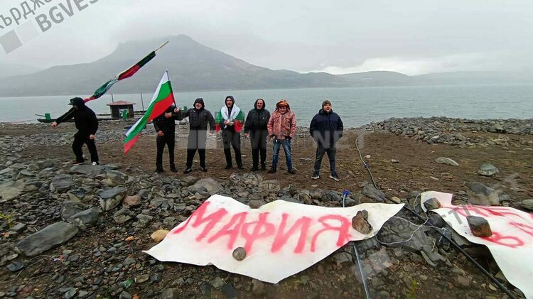 Протестиращите риболовци внесоха жалби в Прокуратурата и Министерството на земеделието срещу ръководството на Еленовото стопанство, ще се борят до край/снимки/