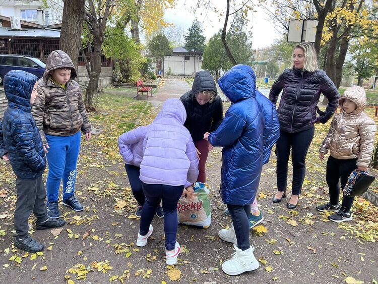 Ученичка от Хасково с акция за набиране на средства за изхранване на бездомни животни