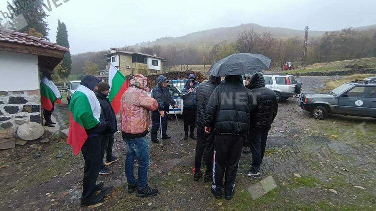 Протестиращите риболовци внесоха жалби в Прокуратурата и Министерството на земеделието срещу ръководството на Еленовото стопанство, ще се борят до край/снимки/