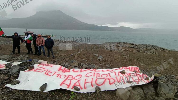 Протестиращите риболовци внесоха жалби в Прокуратурата и Министерството на земеделието срещу ръководството на Еленовото стопанство, ще се борят до край/снимки/