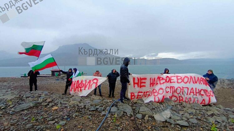 Протестиращите риболовци внесоха жалби в Прокуратурата и Министерството на земеделието срещу ръководството на Еленовото стопанство, ще се борят до край/снимки/