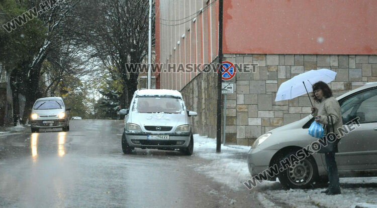 Първият сняг зарадва хасковлии и най-вече децата