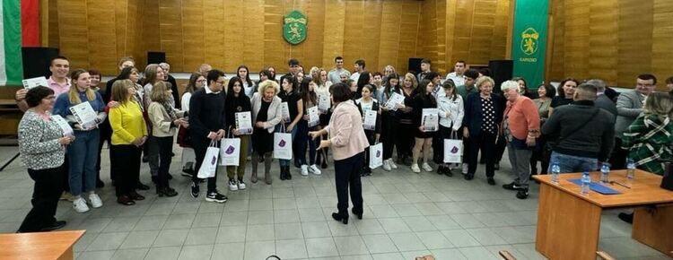 Четирима млади етнографи от Хасково с награди от национален конкурс за презентация и реферат