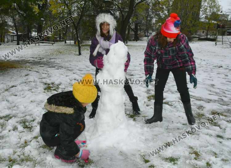 Първият сняг зарадва хасковлии и най-вече децата