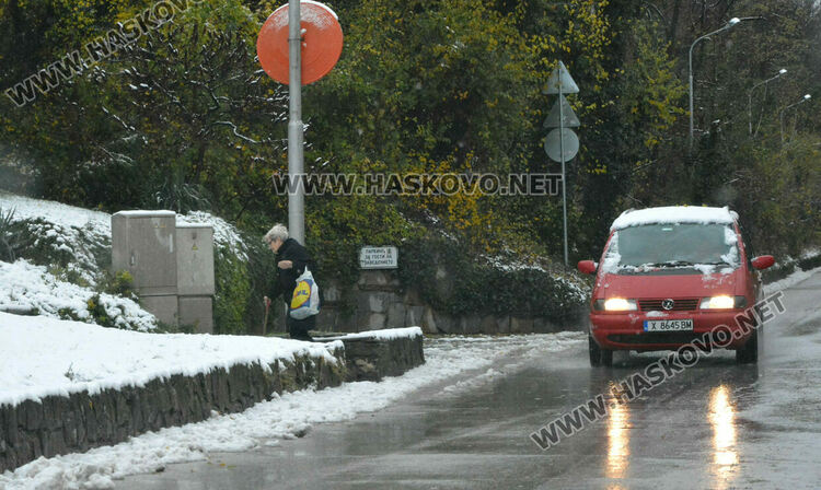 Първият сняг зарадва хасковлии и най-вече децата