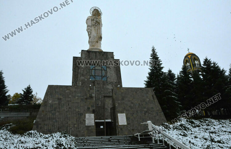 Първият сняг зарадва хасковлии и най-вече децата