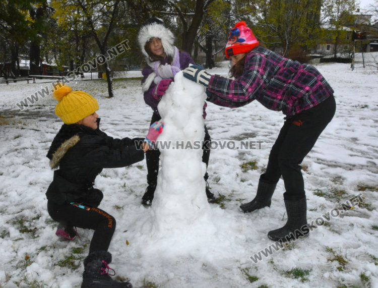 Първият сняг зарадва хасковлии и най-вече децата