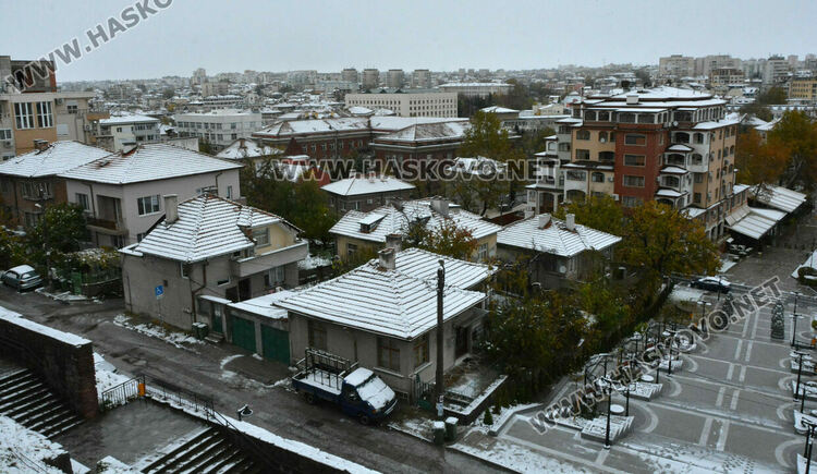 Първият сняг зарадва хасковлии и най-вече децата