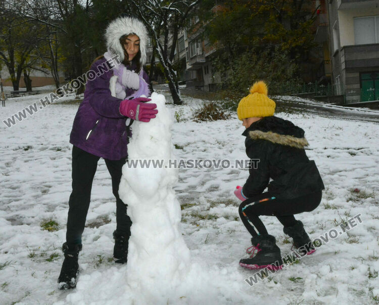 Първият сняг зарадва хасковлии и най-вече децата