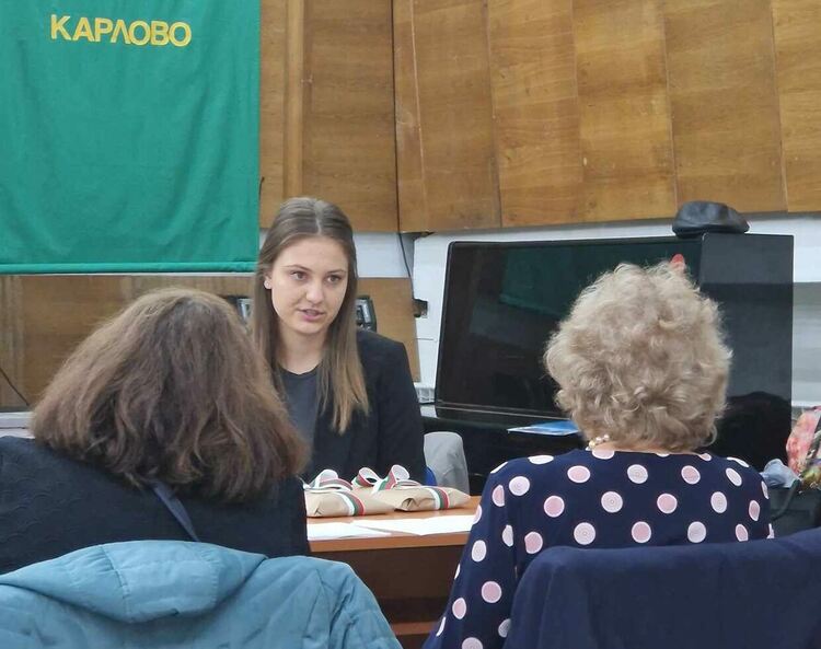 Четирима млади етнографи от Хасково с награди от национален конкурс за презентация и реферат